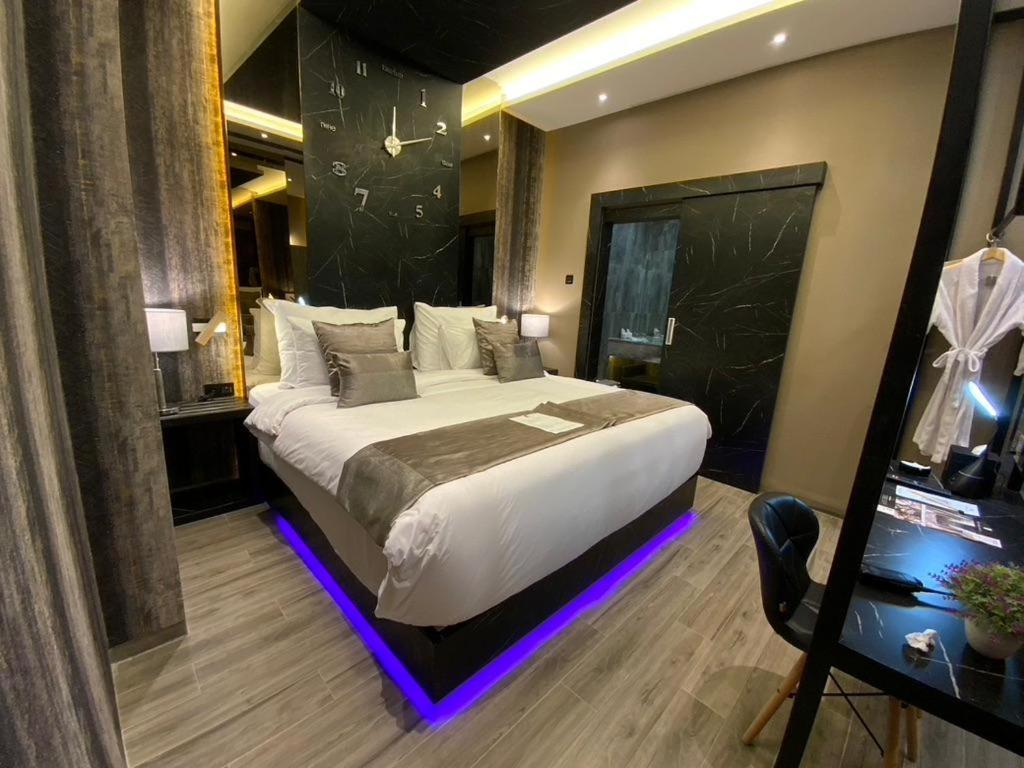 De Paris Hotel Medan Exteriör bild