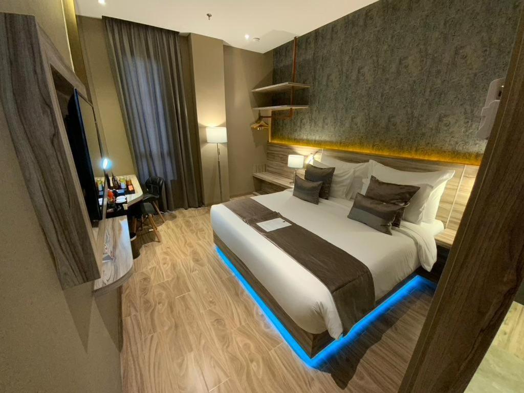 De Paris Hotel Medan Exteriör bild